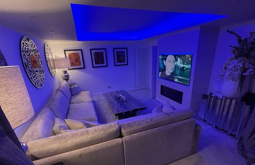 Cray Valley East House | Pristine Property- Perfect for Buisness & Familys