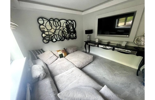 Cray Valley East House | Pristine Property- Perfect for Buisness & Familys