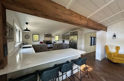 Newbury House | Pristine Renovated Waterfront Retreat