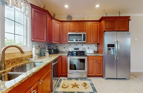 West Ocean City House | Pristine West OC townhome close to shopping, w/kitchen, washer/dryer & free WiFi