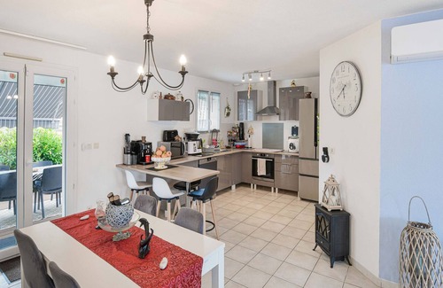 Saint-Medard-de-Guizieres Cottage | Private bedroom in a guesthouse in Saint-Emilion
