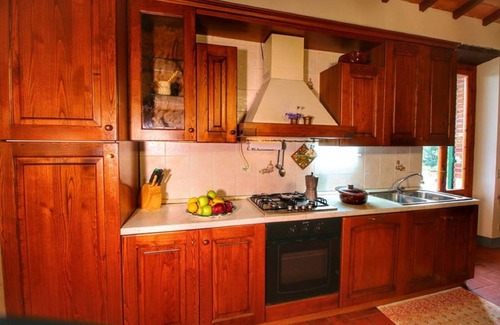 Civitella in Val di Chiana Villa | Private Villa with WIFI, hot tub, private pool, TV, pets allowed, panoramic view, close to Arezzo
