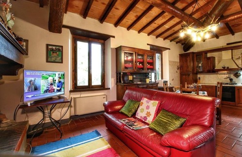 Civitella in Val di Chiana Villa | Private Villa with WIFI, hot tub, private pool, TV, pets allowed, panoramic view, close to Arezzo