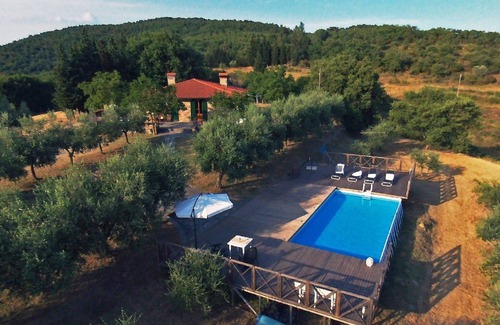 Civitella in Val di Chiana Villa | Private Villa with WIFI, hot tub, private pool, TV, pets allowed, panoramic view, close to Arezzo