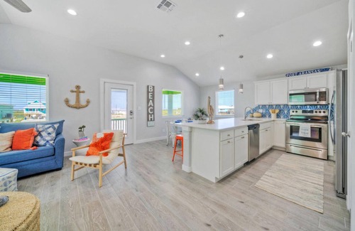 Cinnamon Shore House | Priv Pool, Covered Patio Lounge w/Bar, Sunset Views | Green Gecko by AvantStay
