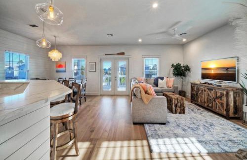 Leeward Sands House | Priv Pool Yard w Putting Green Newly Remodeled Always Sunny by AvantStay