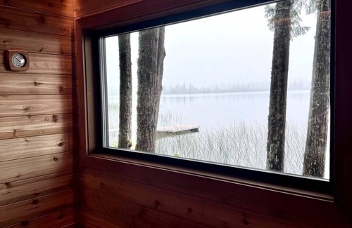 Lakelse Cabin | Privacy & absolute lakefront with Hot-Tub & Outdoor Sauna - relax & recharge!
