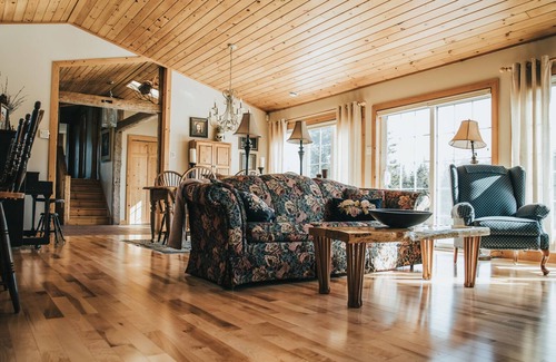 Yarmouth House | Private 11 acre property, hot tub, 3 minutes from town and minutes to beaches