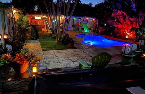 Southside Cottage | Private 2+1 -Room Pool House - walk to waterfront ! Heated salt water pool.