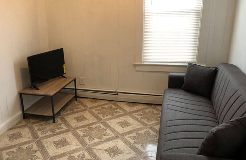 Elizabeth Apartment | Private 2-bedroom apartment with direct bus to NYC Manhattan only a 5-minute walk away