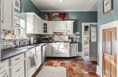 West Riverside House | Private 2 Bedroom Bungalow w/Gated Parking