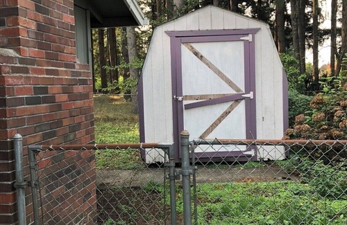 Evergreen Apartment | Private 2 bedroom Guest Suite - pet friendly