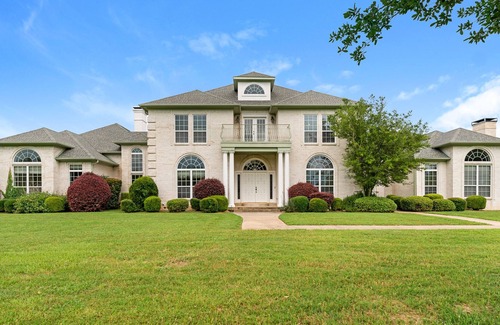Dallas House | Private 20+ Acre Estate. Enjoy Space & Freedom.