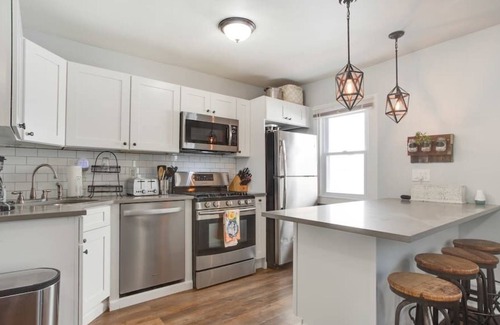 Ampere Apartment | *Private 2BR Bloomfield Apartment* 8 mins to Train