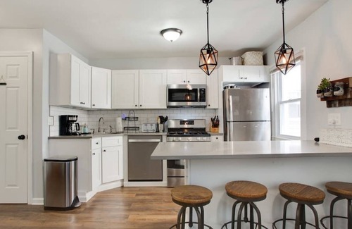 Ampere Apartment | *Private 2BR Bloomfield Apartment* 8 mins to Train