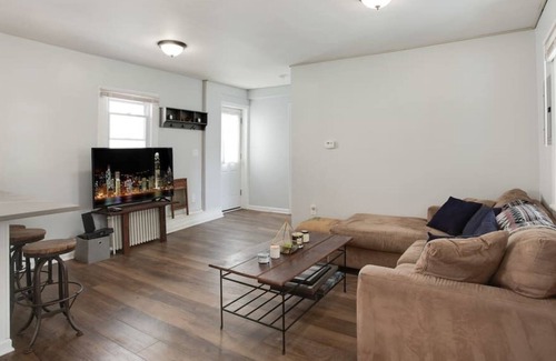 Ampere Apartment | *Private 2BR Bloomfield Apartment* 8 mins to Train