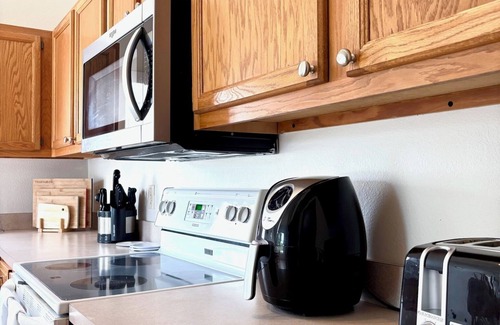 Clear Creek House | Private 3BR Retreat w/Pool – Close to Disney Magic
