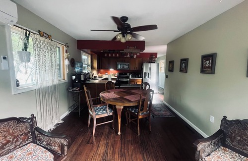 Fostoria Villa | Private 4-Bedroom Lakeside Retreat, Nestled in Woodlands in Manhattan