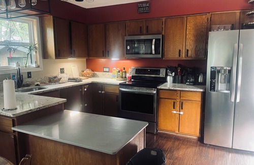 Fostoria Villa | Private 4-Bedroom Lakeside Retreat, Nestled in Woodlands in Manhattan