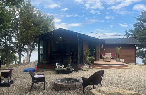 Fostoria Villa | Private 4-Bedroom Lakeside Retreat, Nestled in Woodlands in Manhattan