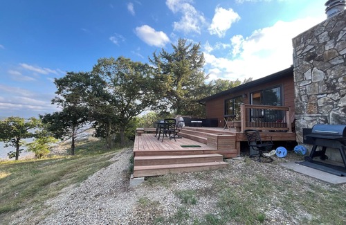 Fostoria Villa | Private 4-Bedroom Lakeside Retreat, Nestled in Woodlands in Manhattan