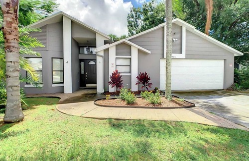 Poinciana House | Private 4BR Bungalow with Screened pool large yard