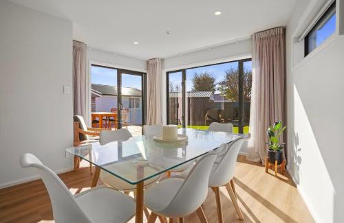 Christchurch House | Private, 4BR Family Home, Free Parking, 4km to Airport