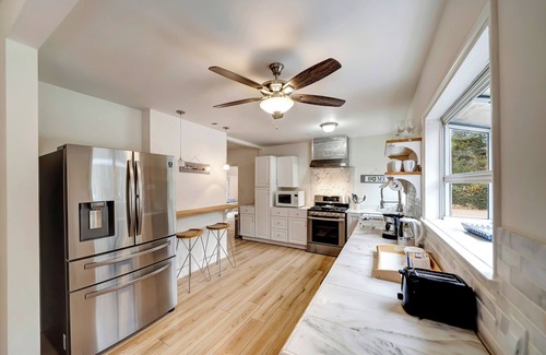 Woodland Hills House | Private 4BR+Guest Estate W/Pool, Piano, & Games!