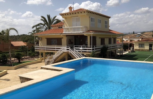Olocau Villa | Private 6 Bedroom House with WIFI, Private Pool and Tennis Court