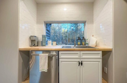 Fletcher Cabin | Private Acre, Mountain View, Barrel Sauna, Hot Tub