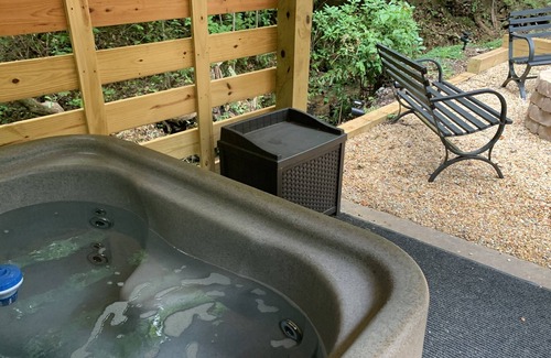 Marble House | Private and Peaceful Mountain Getaway -Creekside, Firepit &Outdoor Life&HotTub