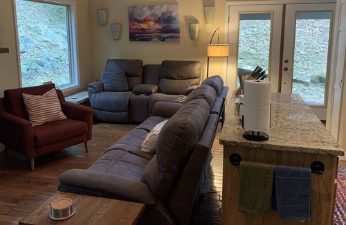 Marble House | Private and Peaceful Mountain Getaway -Creekside, Firepit &Outdoor Life&HotTub