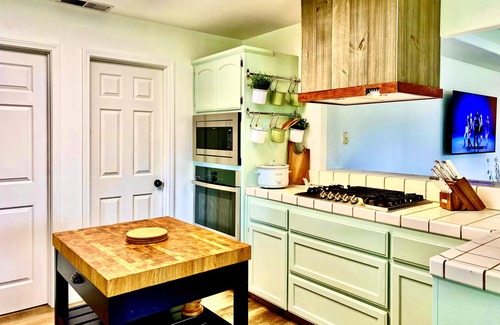 Oakhurst House | Private and Serene house with a Spa, near Yosemite & Bass Lake