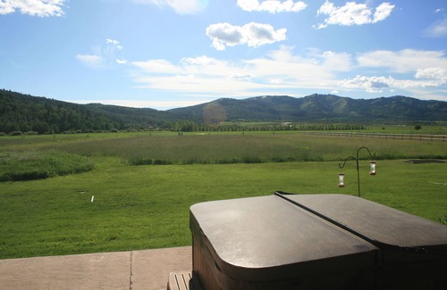 Victor House | Private and spacious 6 bedroom high end house in beautiful Victor, Sleeps 16!