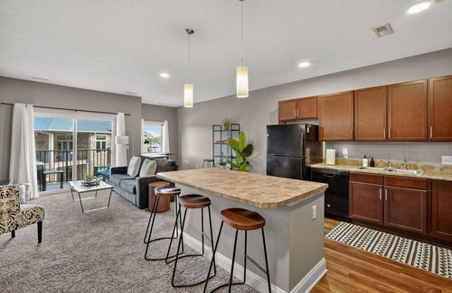 West Des Moines Apartment | Private Attached Garage | King Bed | No Stairs