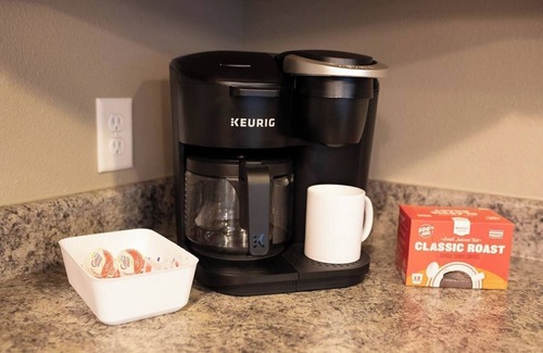 West Des Moines Apartment | Private Attached Garage | King Bed | No Stairs