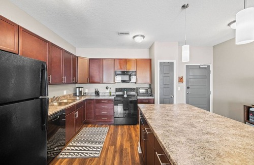 West Des Moines Apartment | Private Attached Garage | King Bed | No Stairs