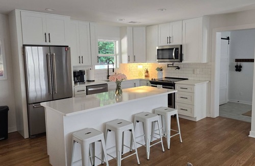 Oxford House | Private Back Yard! Fire-Pit, Air Hockey, Full Kitchen, Outdoor Speakers + Grill.