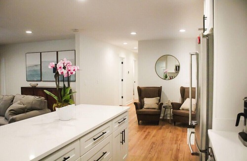 Oxford House | Private Back Yard! Fire-Pit, Air Hockey, Full Kitchen, Outdoor Speakers + Grill.