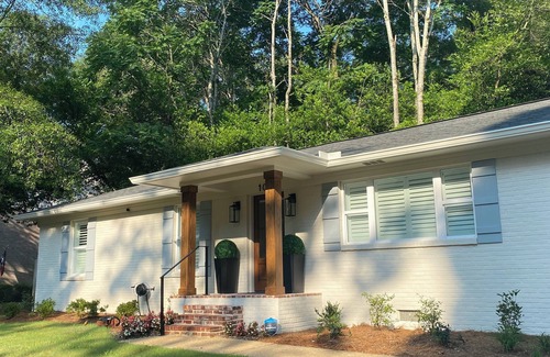 Oxford House | Private Back Yard! Fire-Pit, Air Hockey, Full Kitchen, Outdoor Speakers + Grill.