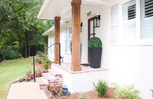 Oxford House | Private Back Yard! Fire-Pit, Air Hockey, Full Kitchen, Outdoor Speakers + Grill.