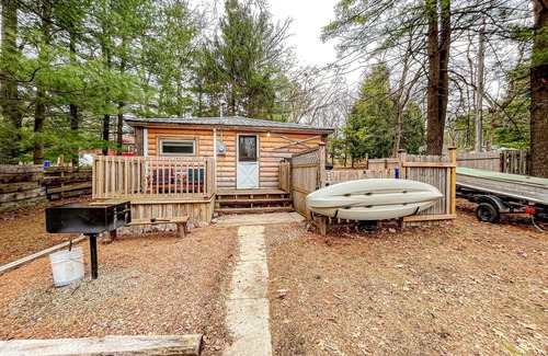 Oxford Cabin | Private,backyard BBQ,campfire, kayak,fish,Wis Dells,UTV,hike,winery,swim,pets,