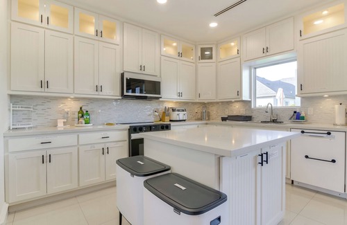 Brownsville House | Private Backyard Pool: Brownsville Family Home!