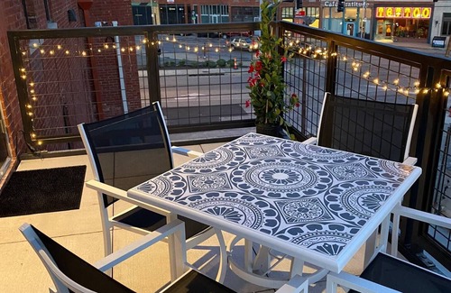 Westside North House | Private Balcony | Walk to Everything | 2+2