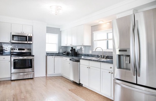 Niantic House | PRIVATE BEACH: A SLICE OF HEAVEN @ NIANTIC W/6 QUEENS 1 FULL BED