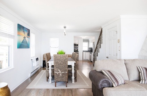 Niantic House | PRIVATE BEACH: A SLICE OF HEAVEN @ NIANTIC W/6 QUEENS 1 FULL BED
