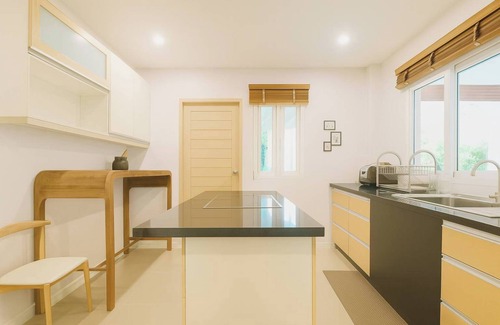 Bang Lamung Villa | Private beach access pool villa in Pattaya