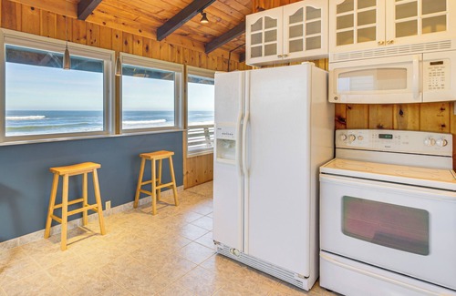 Lincoln Beach House | Private Beach Access: Serene Escape in Depoe Bay