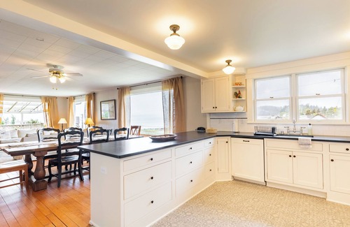Maxwelton House | Private Beach Access + Water Views! | Sleeps 18, Historic 6BDR Farmhouse w/Deck