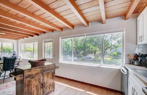 Jog Road Cottage | Private Beach Cottage walk steps to the beach, sleeps 6